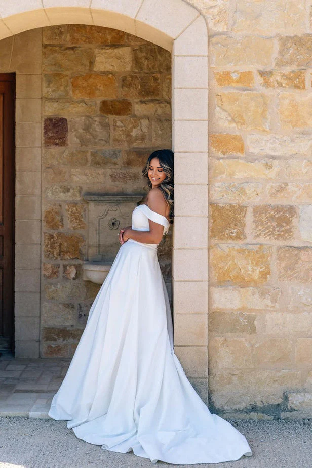 Vestido de novia elegante de satén blanco largo con hombros descubiertos y corte A